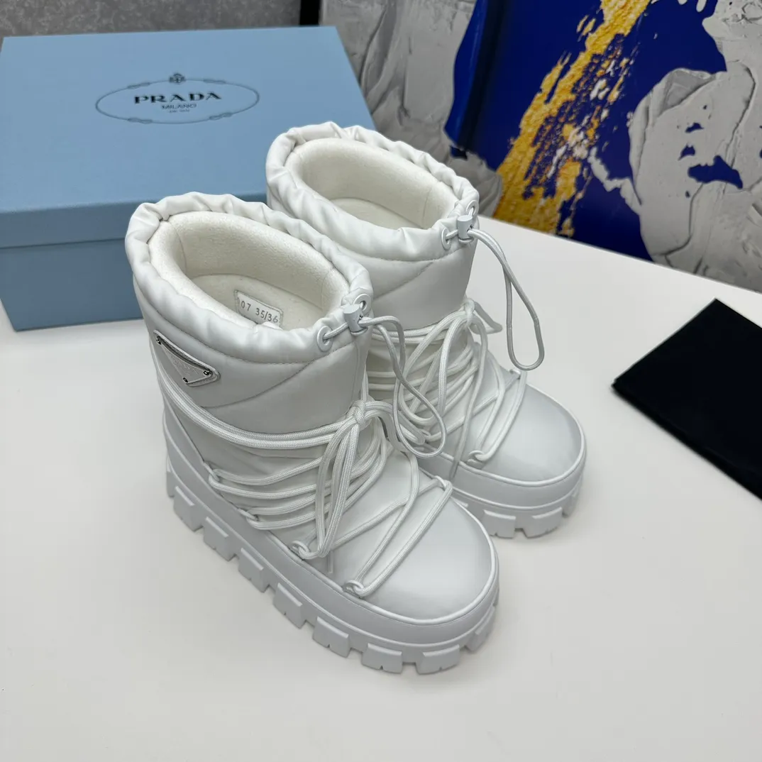 👟👟Ex-factory price 660👟👟 The highest version on the market, Prada's king style, snow boots, ski boots, chubby, so cute and cute →_→ From the Prada limited series, unique. Shiny nylon Oblique upper with criss-cross straps for an ideal fit. The boots are made of technical fabric and have a short-cut version. They can be worn in the city or in the mountains. They make the calves slimmer, taller, warmer and have a concave shape. The boots and soles use the original waterproof effect. The size is 35-40. 41Customized